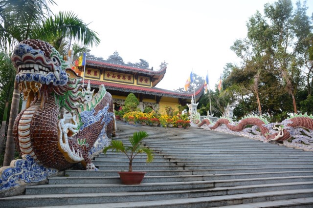 Ghi nhận chuyến du lịch, thuyết giảng và làm từ thiện tại Nha Trang