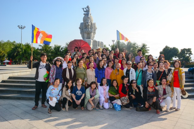 Ghi nhận chuyến du lịch, thuyết giảng và làm từ thiện tại Nha Trang