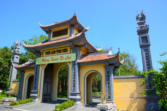 Ghi nhận chuyến du lịch, thuyết giảng và làm từ thiện tại Nha Trang