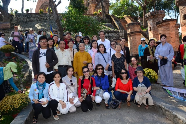 Ghi nhận chuyến du lịch, thuyết giảng và làm từ thiện tại Nha Trang