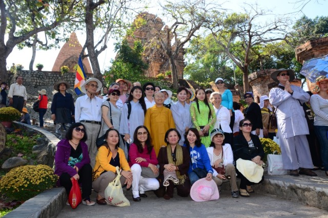 Ghi nhận chuyến du lịch, thuyết giảng và làm từ thiện tại Nha Trang