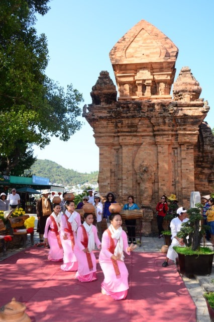 Ghi nhận chuyến du lịch, thuyết giảng và làm từ thiện tại Nha Trang