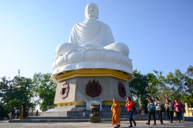 Ghi nhận chuyến du lịch, thuyết giảng và làm từ thiện tại Nha Trang