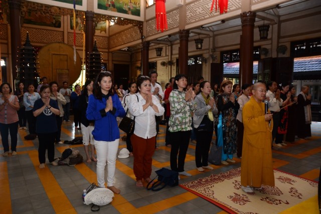 Ghi nhận chuyến du lịch, thuyết giảng và làm từ thiện tại Nha Trang