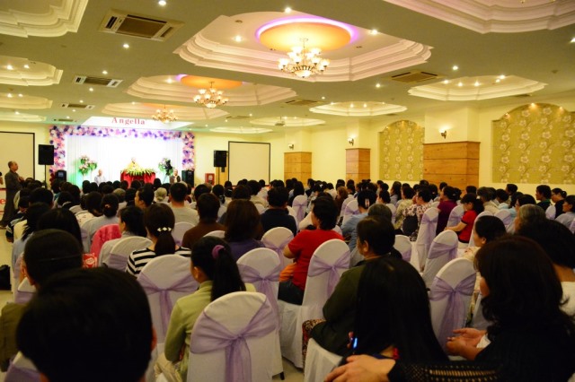 Ghi nhận chuyến du lịch, thuyết giảng và làm từ thiện tại Nha Trang