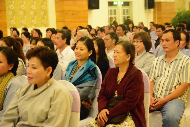 Ghi nhận chuyến du lịch, thuyết giảng và làm từ thiện tại Nha Trang