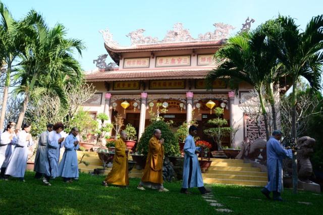 Ghi nhận chuyến du lịch, thuyết giảng và làm từ thiện tại Nha Trang