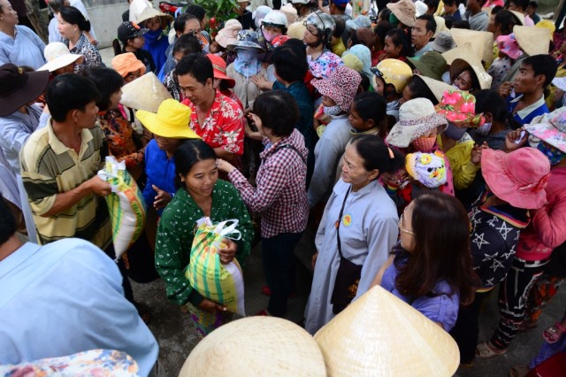 Quỹ Từ Thiện ĐPNN- Chương trình du lịch, nghe pháp và làm từ thiện tại Nha Trang