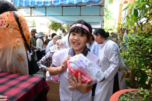 Quỹ Từ Thiện ĐPNN- Chương trình du lịch, nghe pháp và làm từ thiện tại Nha Trang