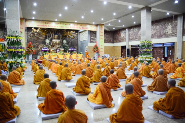 Chùm ảnh: Hàng ngàn Tăng Ni hệ phái Khất Sĩ trì bình khất thực