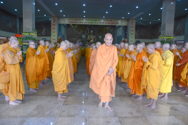 Chùm ảnh: Hàng ngàn Tăng Ni hệ phái Khất Sĩ trì bình khất thực