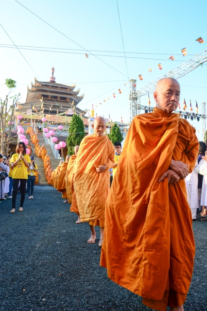 Chùm ảnh: Hàng ngàn Tăng Ni hệ phái Khất Sĩ trì bình khất thực