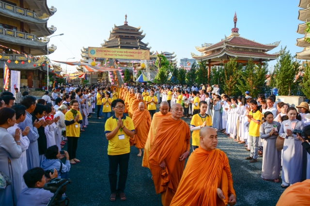 Chùm ảnh: Hàng ngàn Tăng Ni hệ phái Khất Sĩ trì bình khất thực