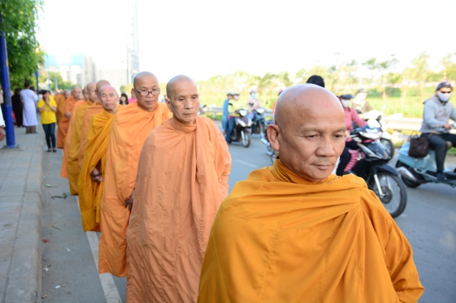 Chùm ảnh: Hàng ngàn Tăng Ni hệ phái Khất Sĩ trì bình khất thực