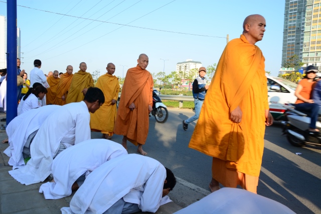 Chùm ảnh: Hàng ngàn Tăng Ni hệ phái Khất Sĩ trì bình khất thực