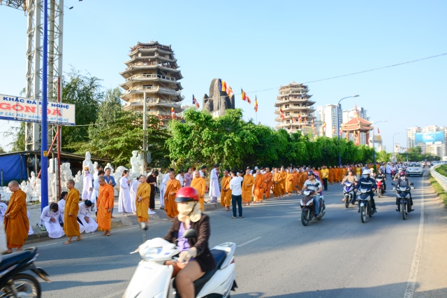 Chùm ảnh: Hàng ngàn Tăng Ni hệ phái Khất Sĩ trì bình khất thực