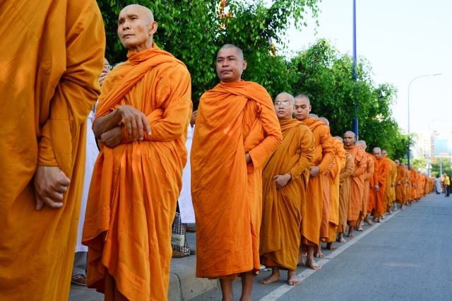 Chùm ảnh: Hàng ngàn Tăng Ni hệ phái Khất Sĩ trì bình khất thực