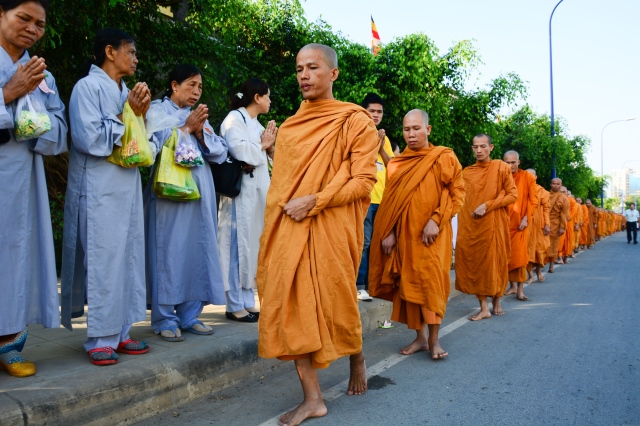 Chùm ảnh: Hàng ngàn Tăng Ni hệ phái Khất Sĩ trì bình khất thực