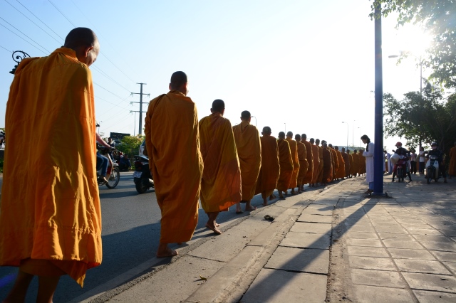 Chùm ảnh: Hàng ngàn Tăng Ni hệ phái Khất Sĩ trì bình khất thực