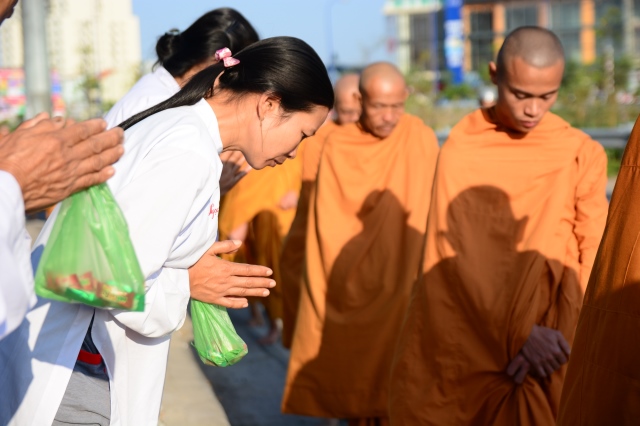 Chùm ảnh: Hàng ngàn Tăng Ni hệ phái Khất Sĩ trì bình khất thực