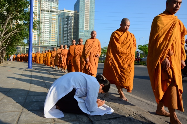 Chùm ảnh: Hàng ngàn Tăng Ni hệ phái Khất Sĩ trì bình khất thực