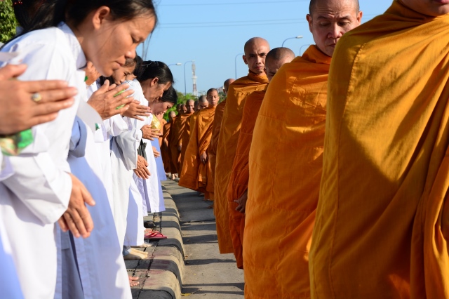 Chùm ảnh: Hàng ngàn Tăng Ni hệ phái Khất Sĩ trì bình khất thực