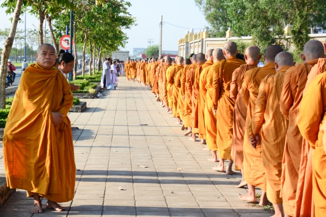 Chùm ảnh: Hàng ngàn Tăng Ni hệ phái Khất Sĩ trì bình khất thực