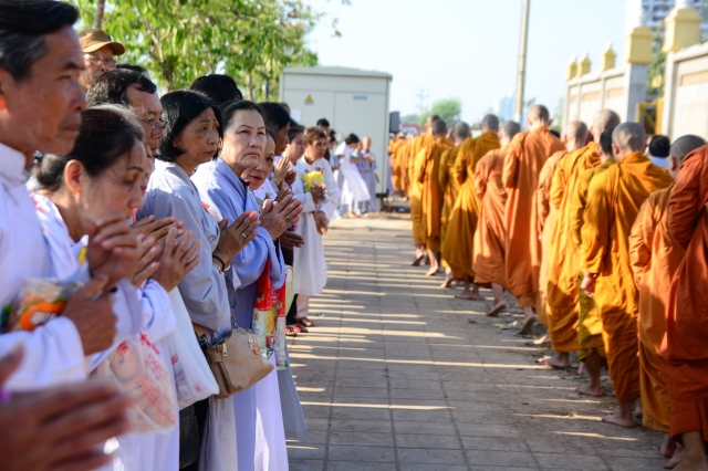 Chùm ảnh: Hàng ngàn Tăng Ni hệ phái Khất Sĩ trì bình khất thực