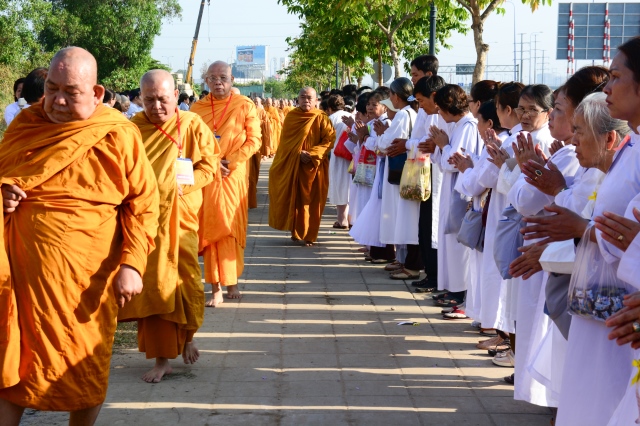 Chùm ảnh: Hàng ngàn Tăng Ni hệ phái Khất Sĩ trì bình khất thực