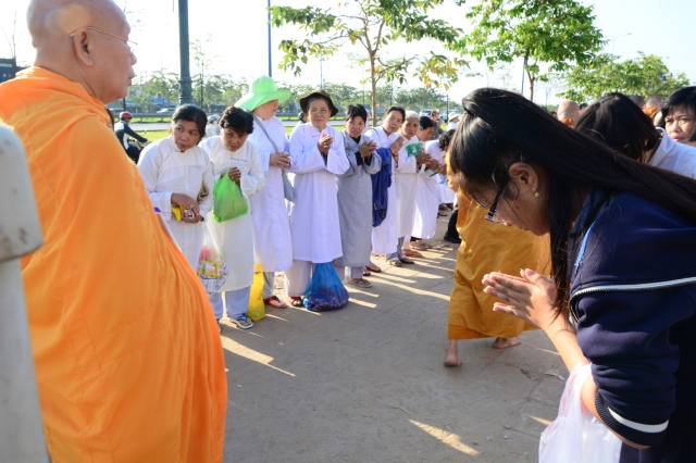 Chùm ảnh: Hàng ngàn Tăng Ni hệ phái Khất Sĩ trì bình khất thực