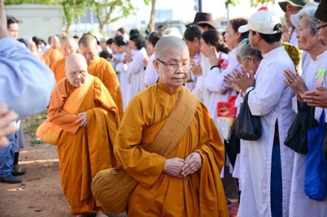 Chùm ảnh: Hàng ngàn Tăng Ni hệ phái Khất Sĩ trì bình khất thực