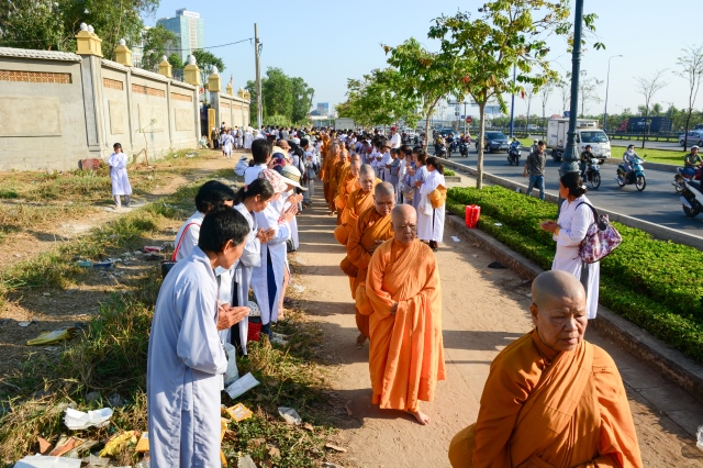 Chùm ảnh: Hàng ngàn Tăng Ni hệ phái Khất Sĩ trì bình khất thực