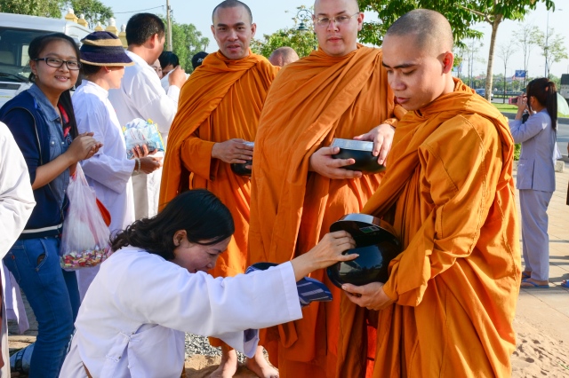 Chùm ảnh: Hàng ngàn Tăng Ni hệ phái Khất Sĩ trì bình khất thực