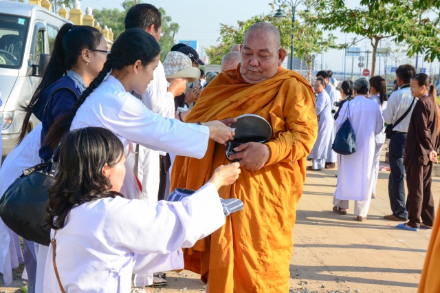 Chùm ảnh: Hàng ngàn Tăng Ni hệ phái Khất Sĩ trì bình khất thực