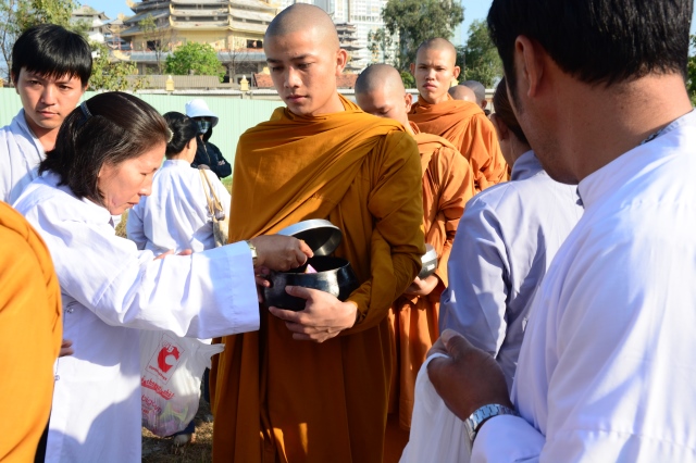 Chùm ảnh: Hàng ngàn Tăng Ni hệ phái Khất Sĩ trì bình khất thực