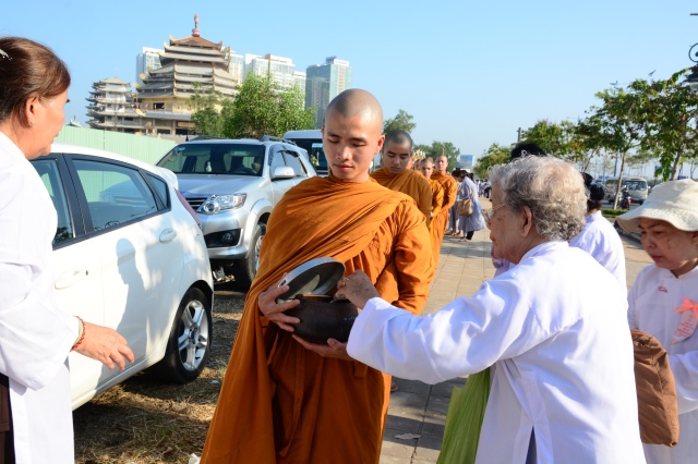 Chùm ảnh: Hàng ngàn Tăng Ni hệ phái Khất Sĩ trì bình khất thực