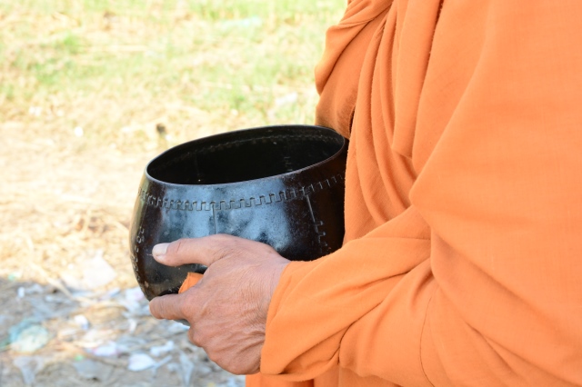 Chùm ảnh: Hàng ngàn Tăng Ni hệ phái Khất Sĩ trì bình khất thực