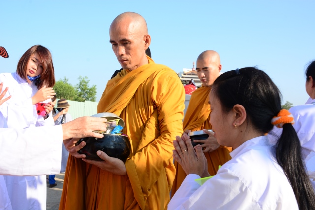 Chùm ảnh: Hàng ngàn Tăng Ni hệ phái Khất Sĩ trì bình khất thực