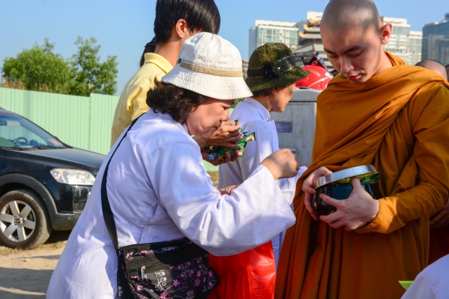 Chùm ảnh: Hàng ngàn Tăng Ni hệ phái Khất Sĩ trì bình khất thực