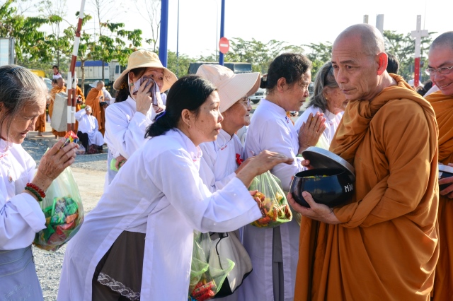 Chùm ảnh: Hàng ngàn Tăng Ni hệ phái Khất Sĩ trì bình khất thực