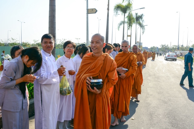 Chùm ảnh: Hàng ngàn Tăng Ni hệ phái Khất Sĩ trì bình khất thực
