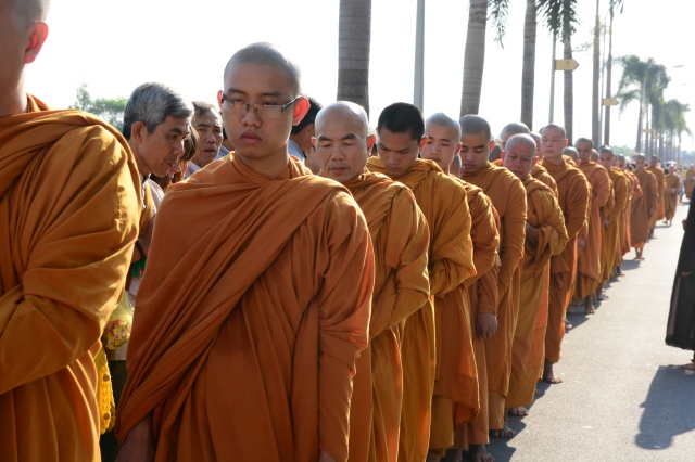 Chùm ảnh: Hàng ngàn Tăng Ni hệ phái Khất Sĩ trì bình khất thực