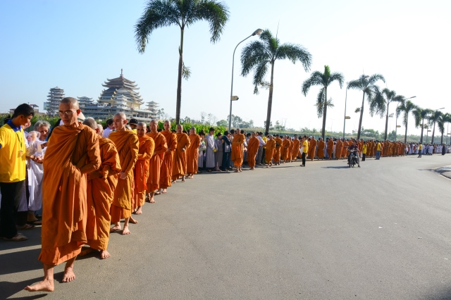 Chùm ảnh: Hàng ngàn Tăng Ni hệ phái Khất Sĩ trì bình khất thực
