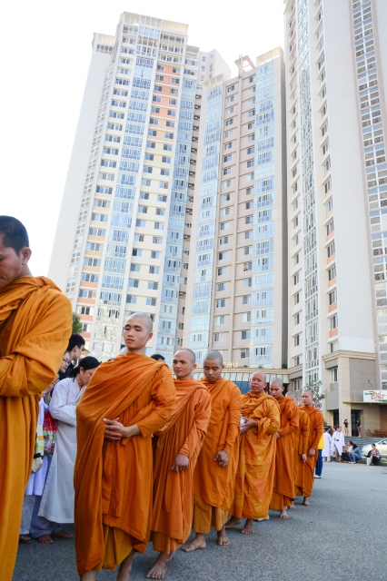Chùm ảnh: Hàng ngàn Tăng Ni hệ phái Khất Sĩ trì bình khất thực