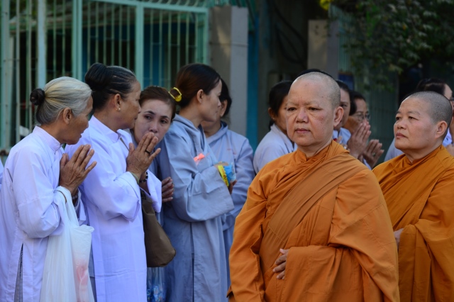 Chùm ảnh: Hàng ngàn Tăng Ni hệ phái Khất Sĩ trì bình khất thực