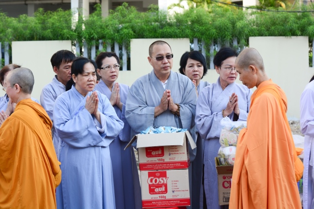 Chùm ảnh: Hàng ngàn Tăng Ni hệ phái Khất Sĩ trì bình khất thực