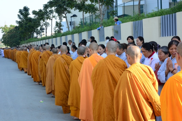Chùm ảnh: Hàng ngàn Tăng Ni hệ phái Khất Sĩ trì bình khất thực