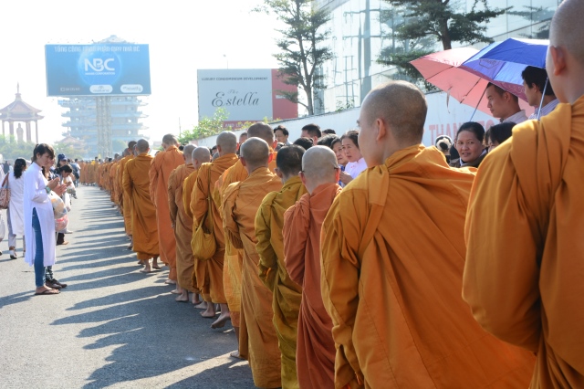 Chùm ảnh: Hàng ngàn Tăng Ni hệ phái Khất Sĩ trì bình khất thực
