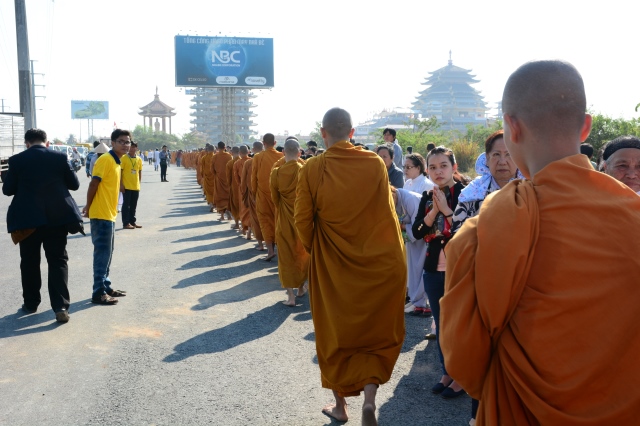 Chùm ảnh: Hàng ngàn Tăng Ni hệ phái Khất Sĩ trì bình khất thực