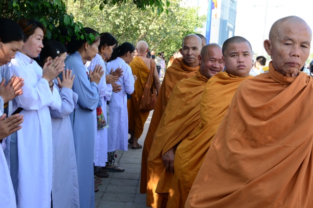 Chùm ảnh: Hàng ngàn Tăng Ni hệ phái Khất Sĩ trì bình khất thực